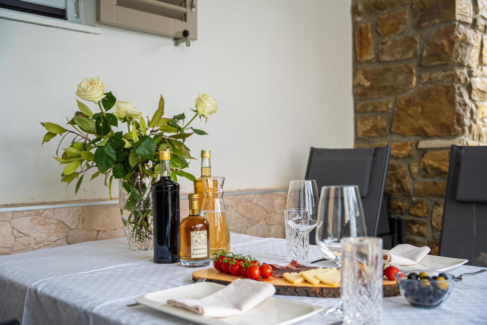 ליבאדה Holiday Home Belveder Motovun With Heated Pool מראה חיצוני תמונה